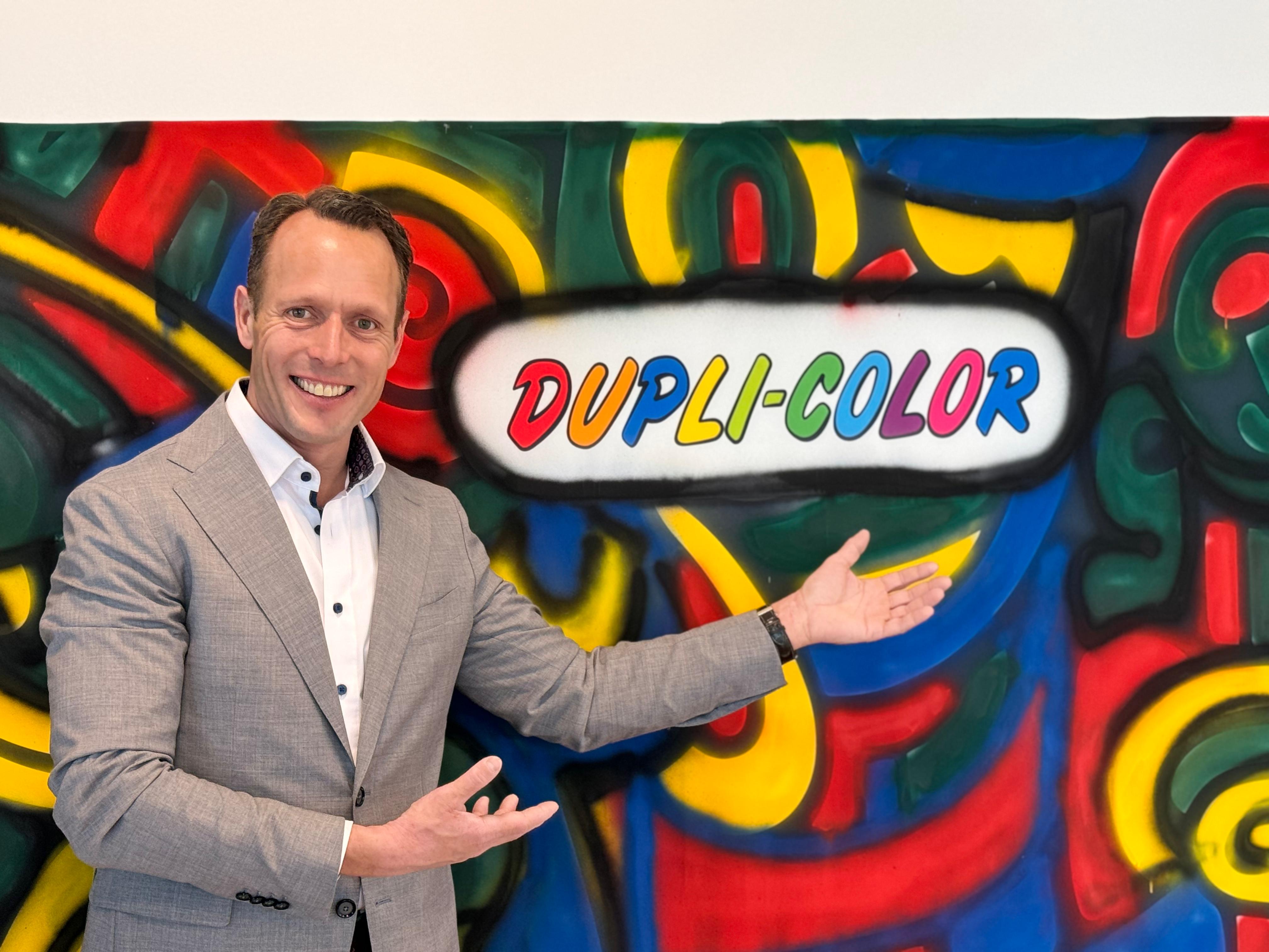 Albert Sauter, Fa. Kern GmbH, ersteigert DUPLI-COLOR Wandtattoo